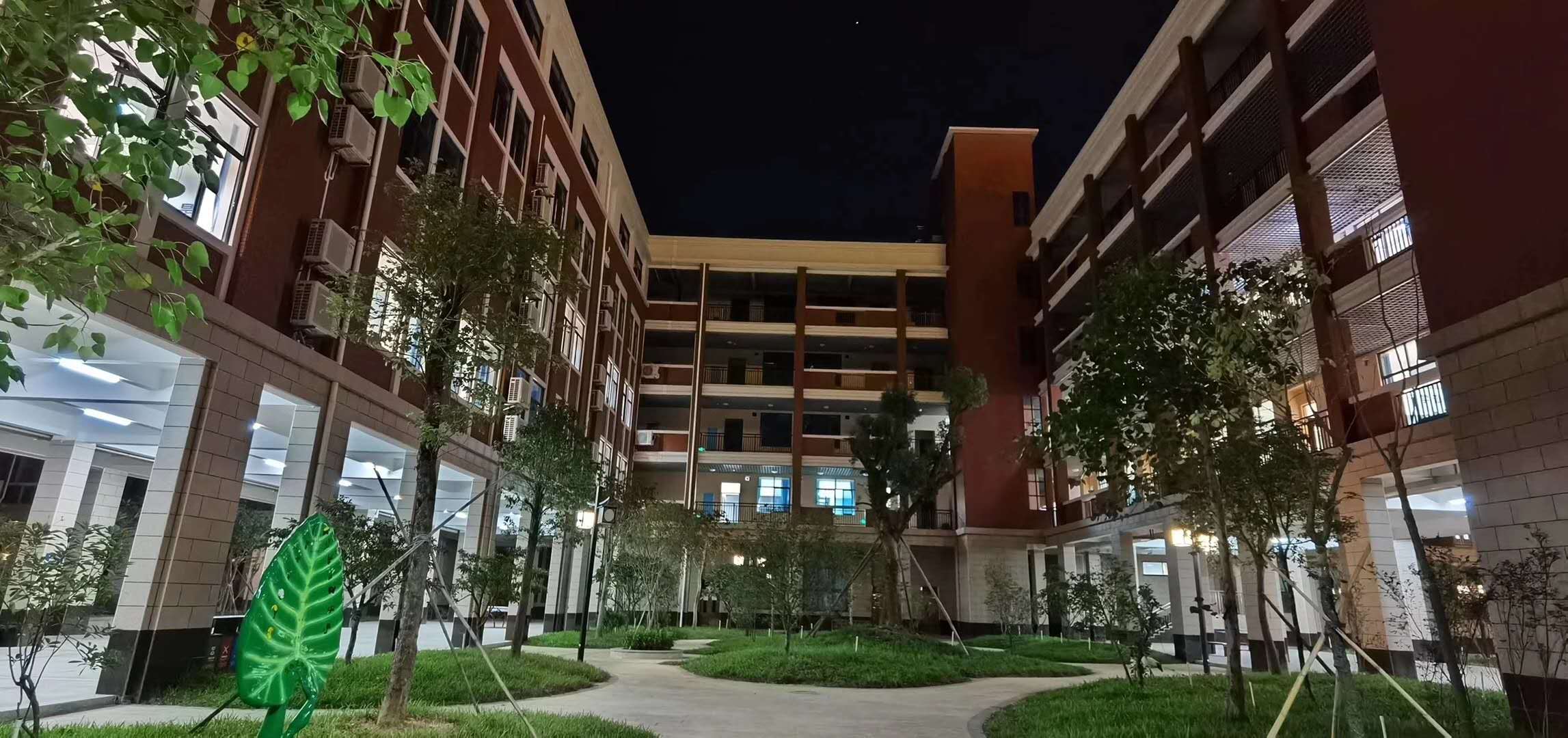 校园夜景.jpg